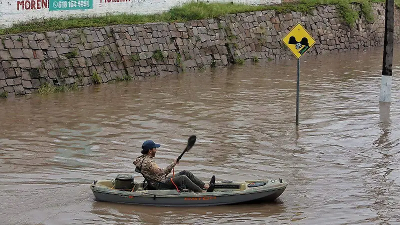 Intensas lluvias provocan inundación en el bulevar Primo de Verdad de la ciudad de Durango 